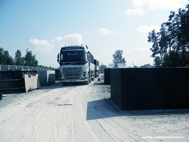 Transport szamb betonowych  w Kobyłka